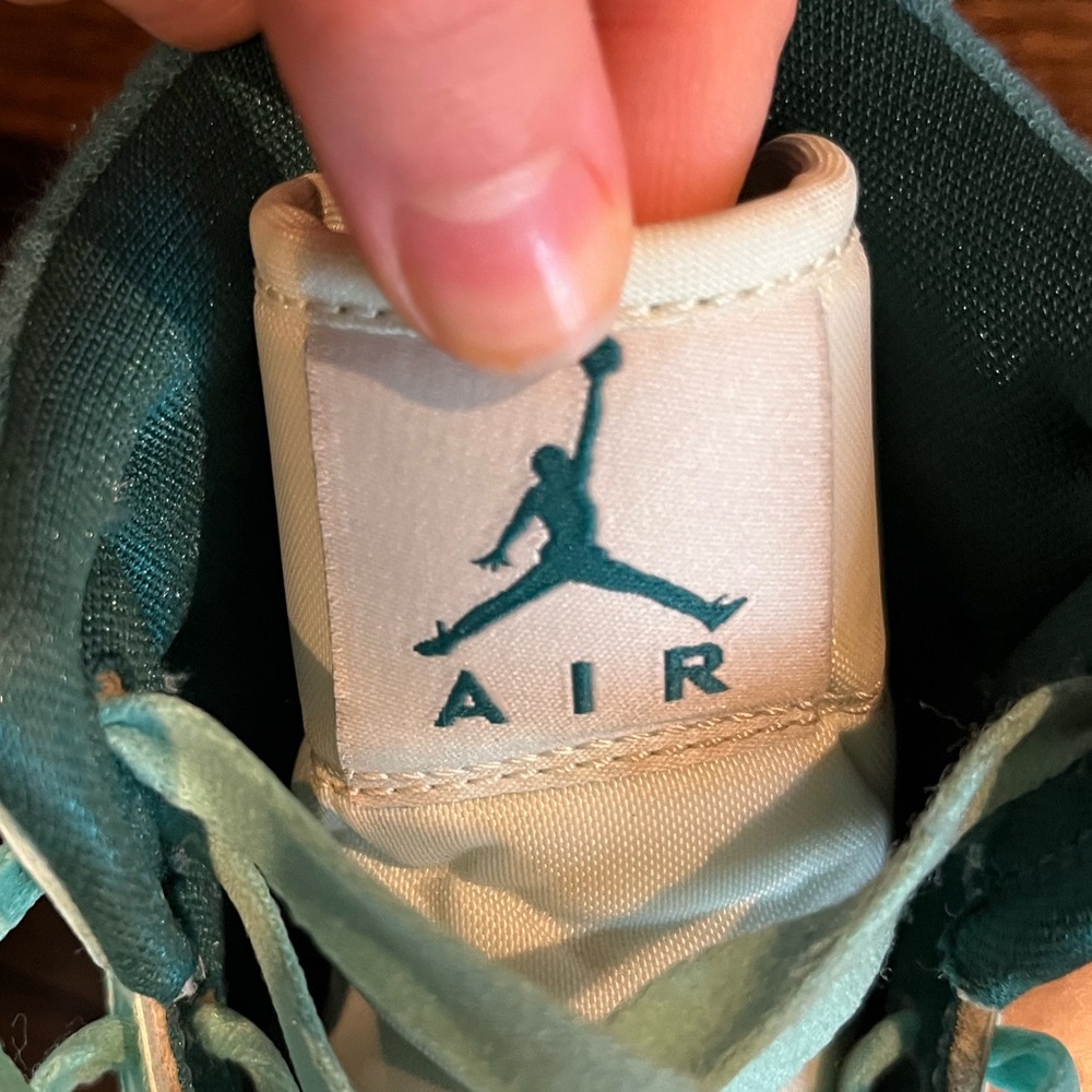 Jordan Womens AIR JORDAN 1 MID SE Green | Womens 7 - Picture 5 of 14